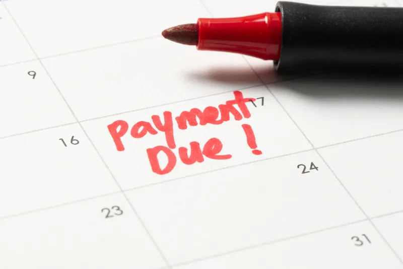 Kalender met "Payment Due" geschreven in rode inkt